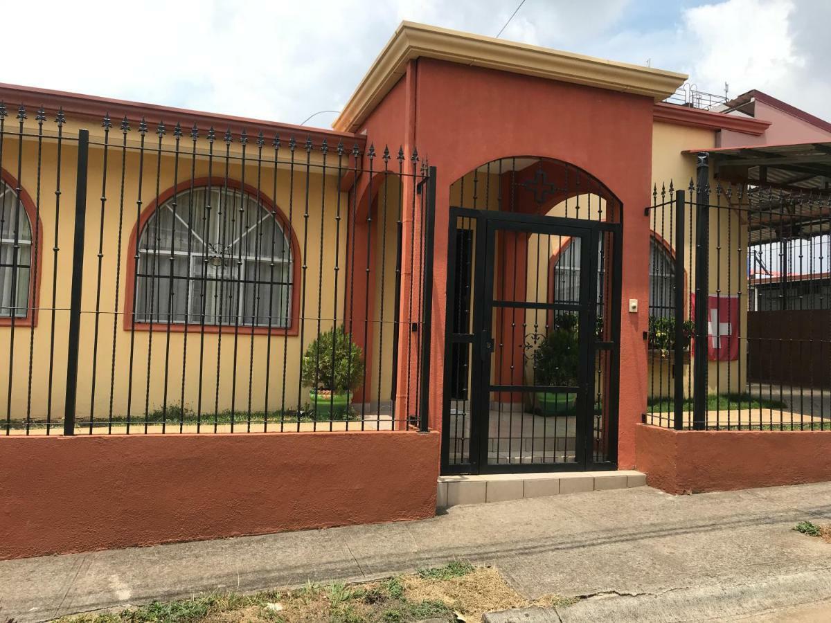 Casa Del Suizo Acomodação com café da manhã Desamparados  Exterior foto