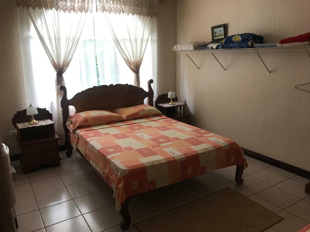 Casa Del Suizo Acomodação com café da manhã Desamparados  Exterior foto
